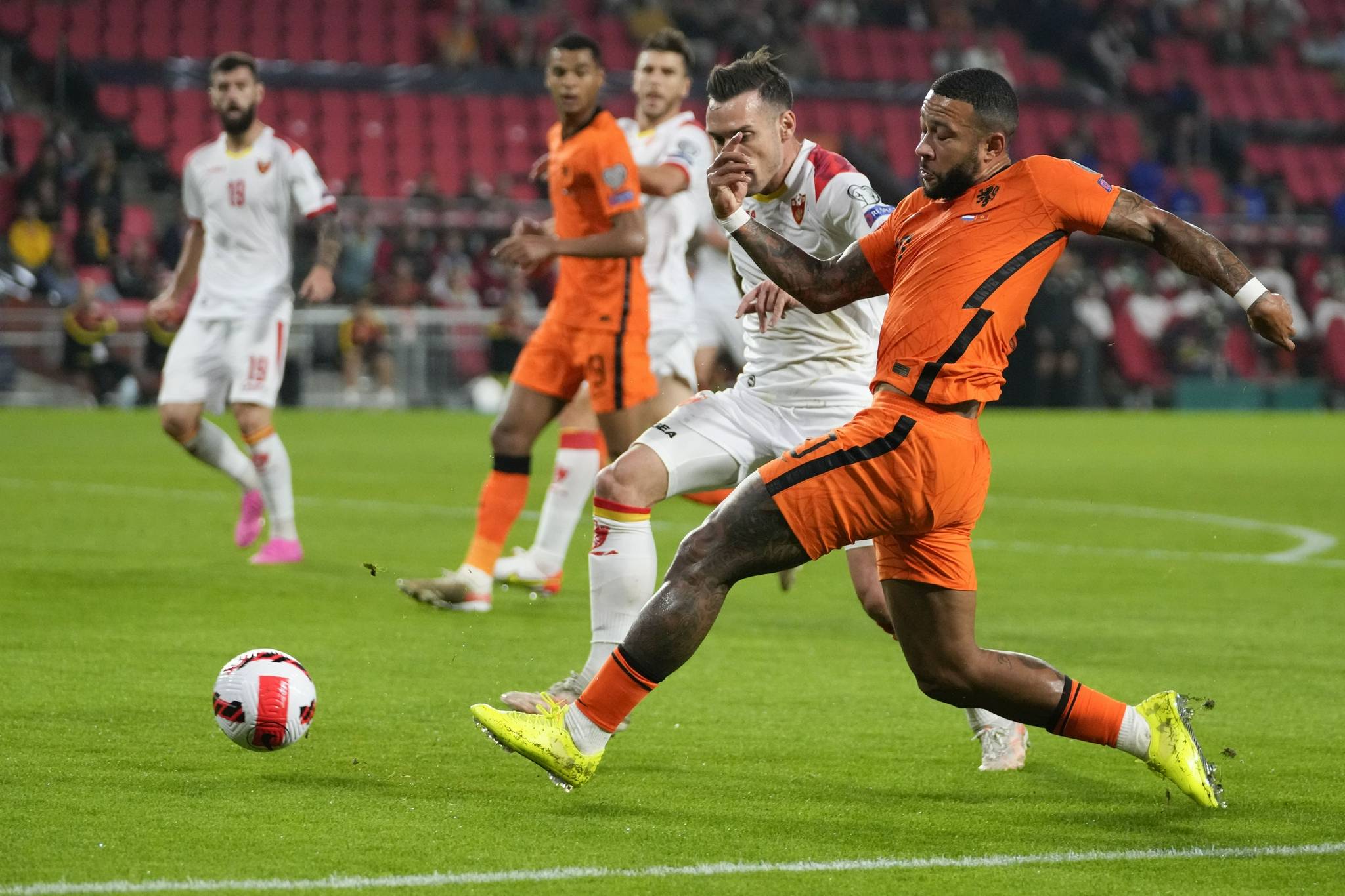 欧洲国家球队争夺荣誉，激烈对抗上演的简单介绍