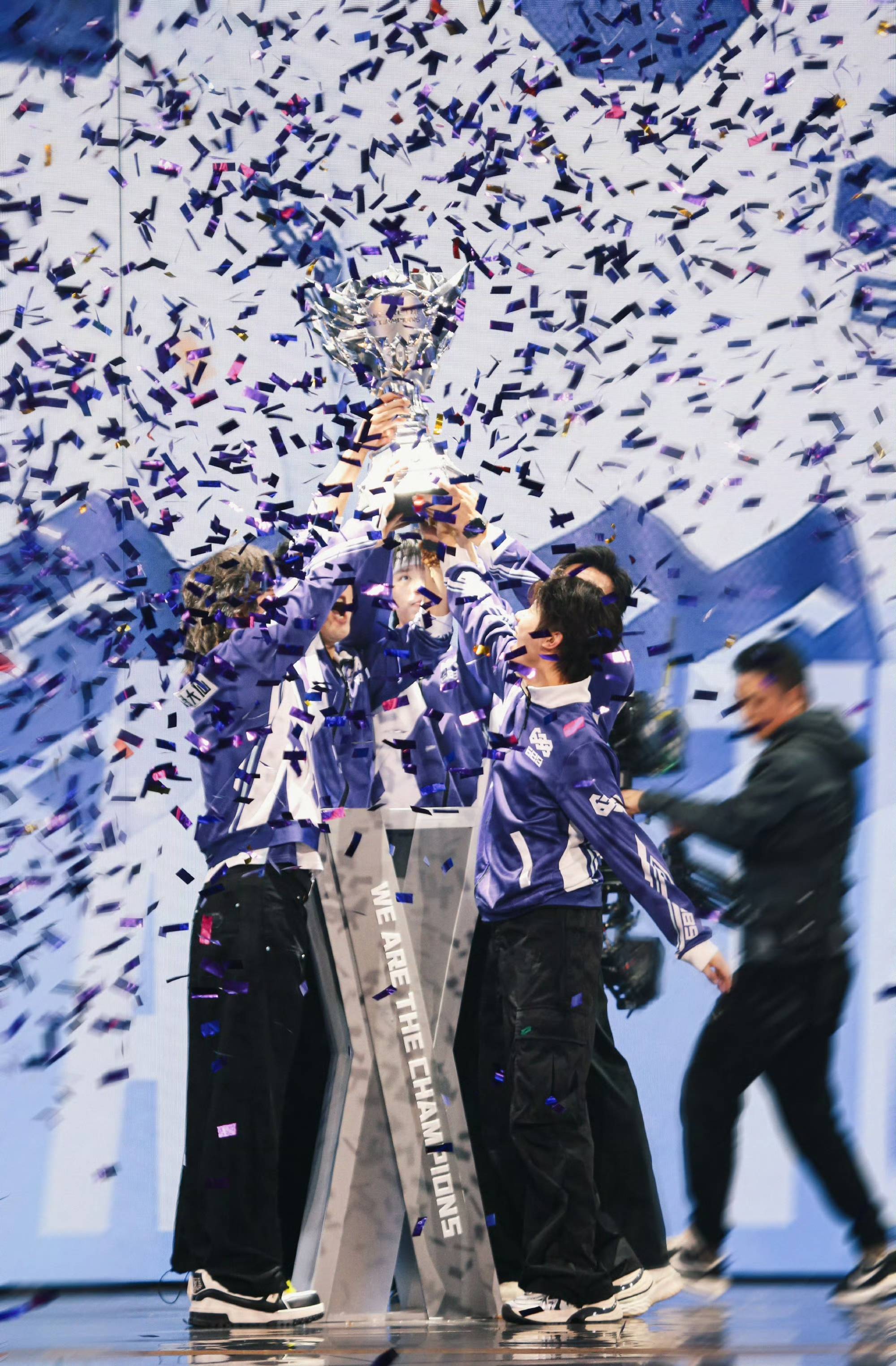 球队发挥出色,凭借团队努力赢得比赛 球队发挥出色,凭借团队努力赢得比赛