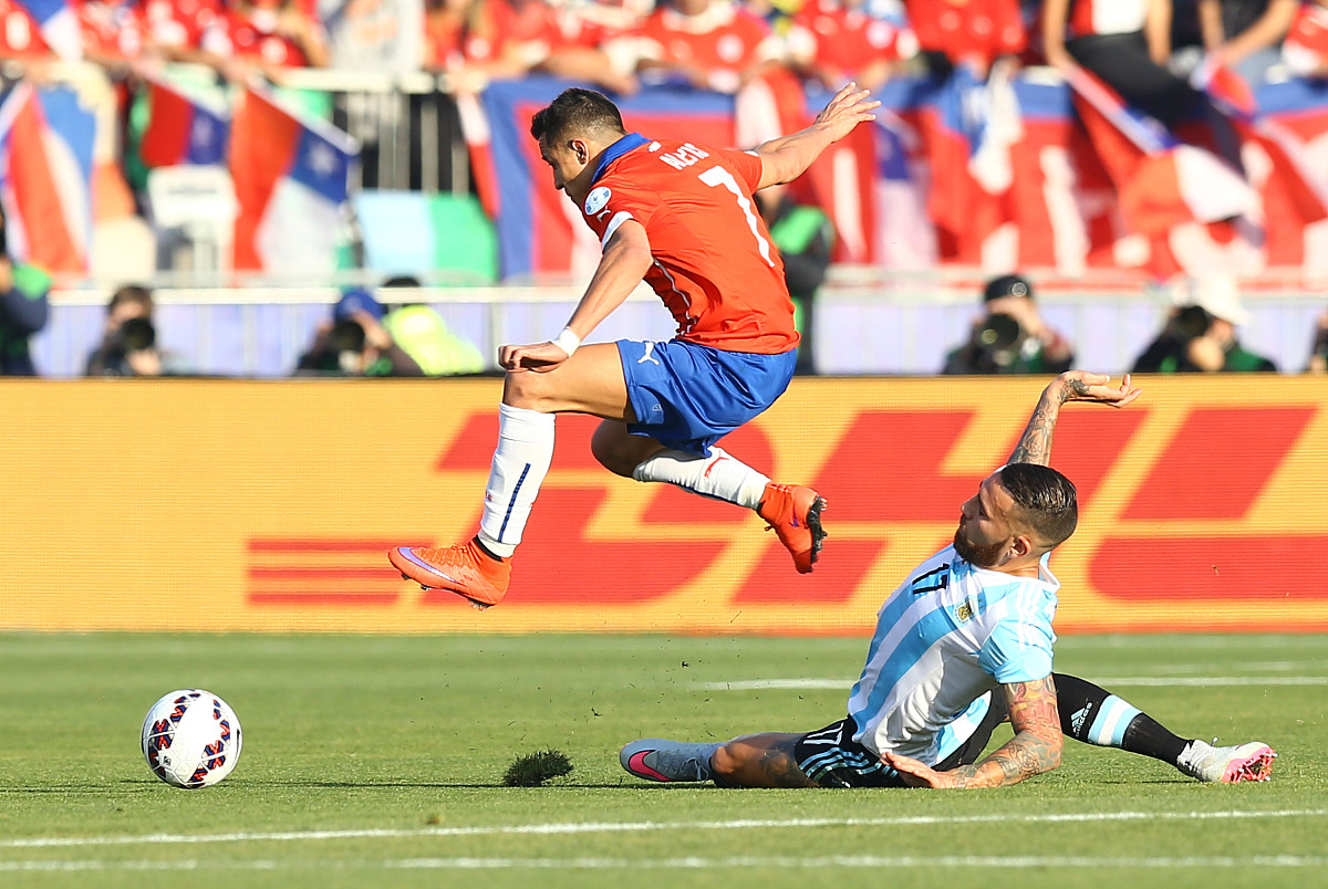 足坛明星对决沸沸扬扬，球迷热衷关注