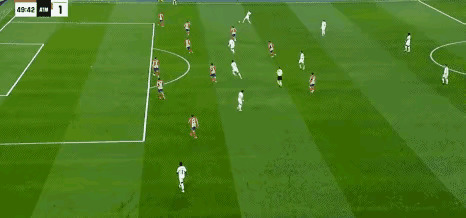 紧张激烈的比拼，球场上火药味十足