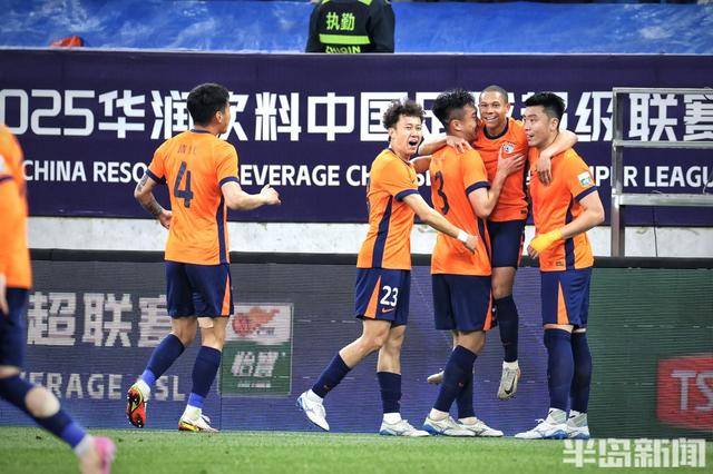 主场作战取胜，锁定积分榜首位稳固领先的简单介绍