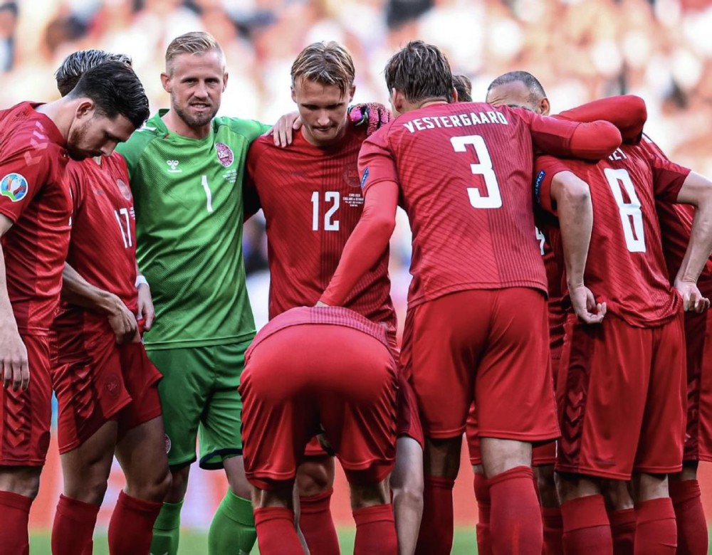 包含瑞典客场不敌丹麦，遗憾失利的词条