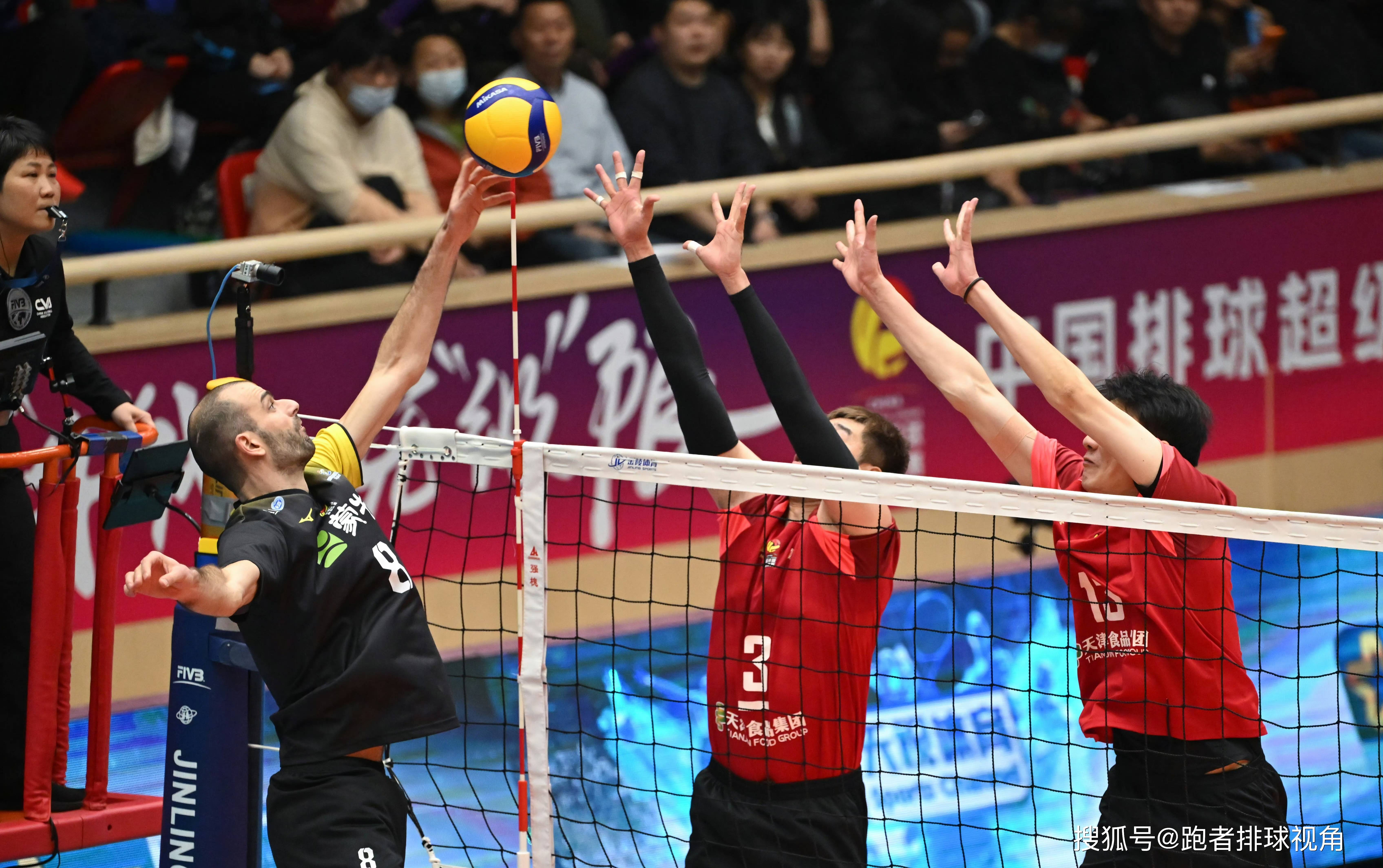 激烈对抗赛，体育场上的激情风暴！