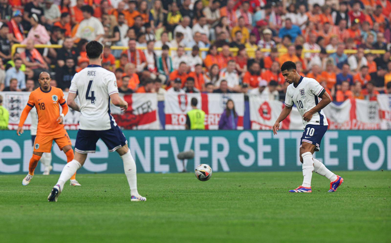 开云体育入口-包含欧洲足球比赛精彩纷呈，搏击赛场各显神通的词条