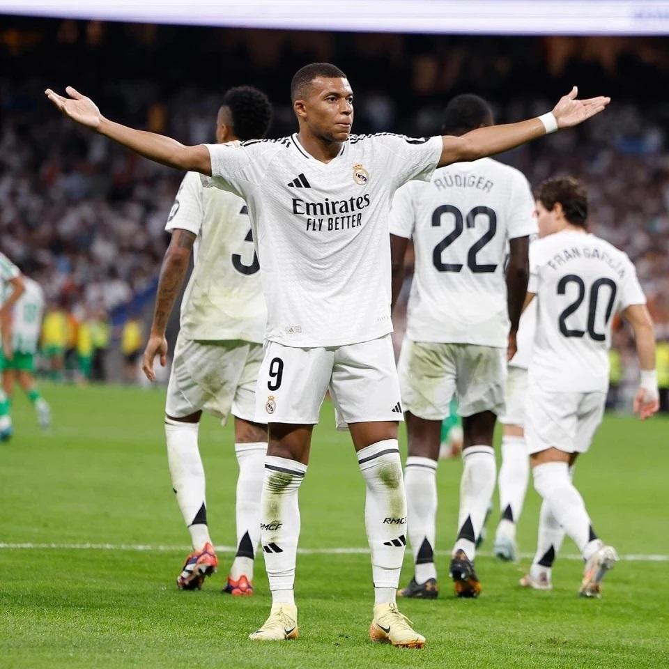 尤文图斯客场惨败，卫冕冠军遭遇瓦伦西亚重创