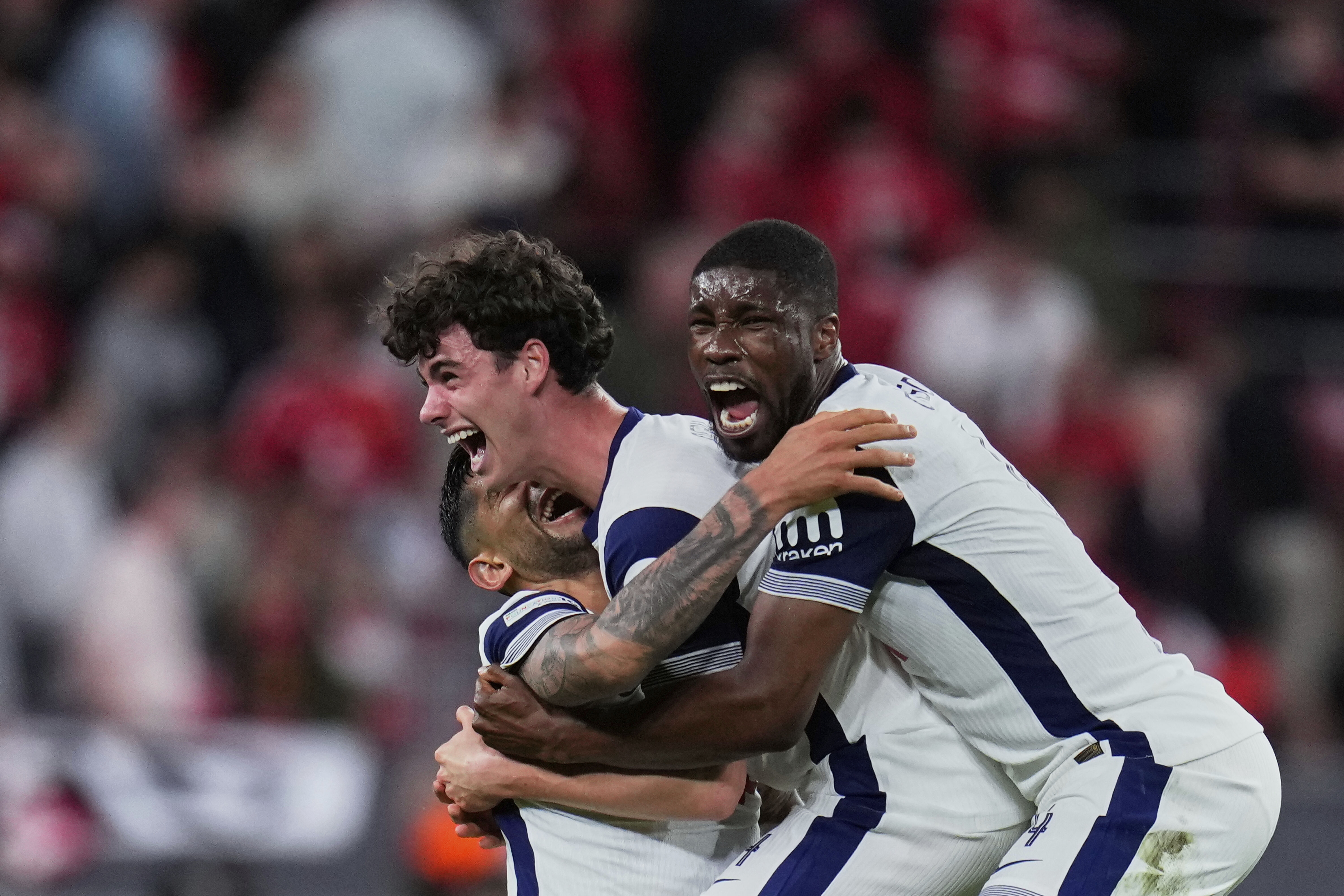 紧张瞬间:欧洲足球联赛争夺激烈的简单介绍 紧张瞬间:欧洲足球联赛争夺激烈的简单介绍