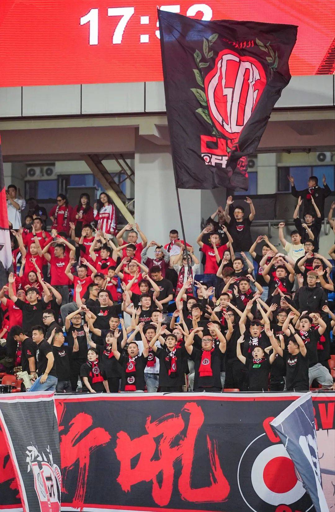 开云体育亚洲官网-热火球迷雀跃欢庆，球队保持连胜势头的简单介绍