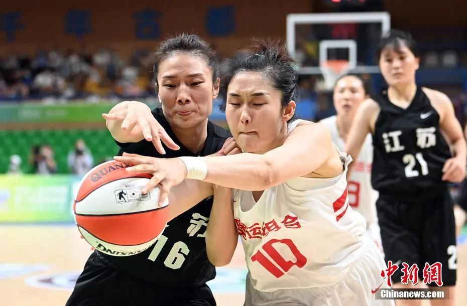 菲律宾篮球运动员突破自我,取得胜利 菲律宾篮球运动员突破自我,取得胜利